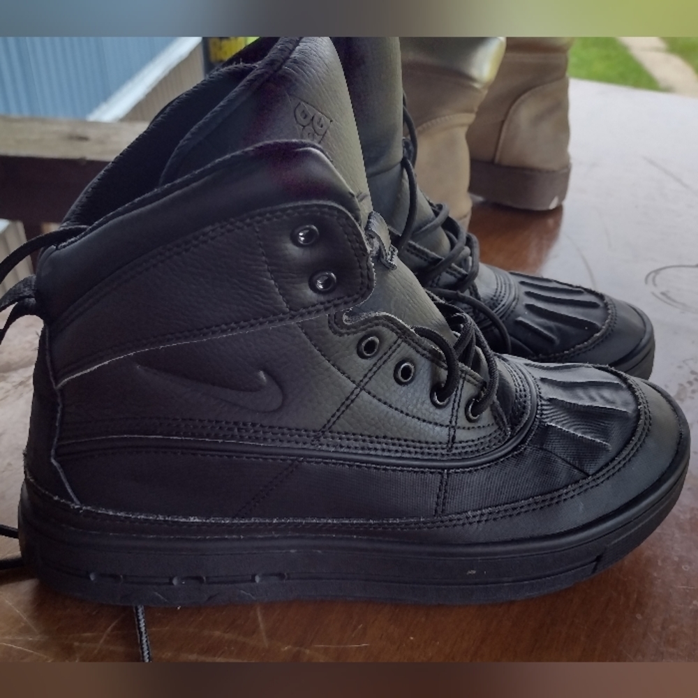 Boys Nike Wood side 2 size 6 youth